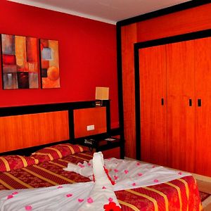 Zimmer mit Kingsize-Bett